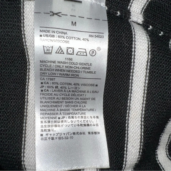 Striped black and white sweater scalloped neck size medium - Picture 4 of 6